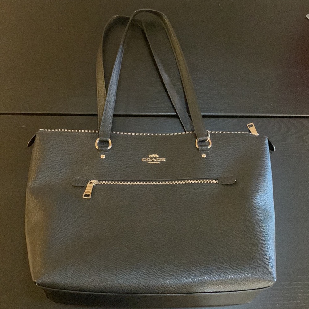 Black leather Coach purse Great condition.